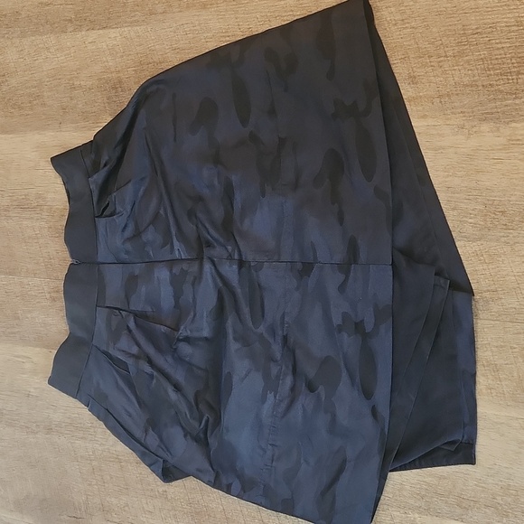 Banana Republic Skirt. Navy Blue & Black Camo Print. Size 00P - Picture 4 of 5
